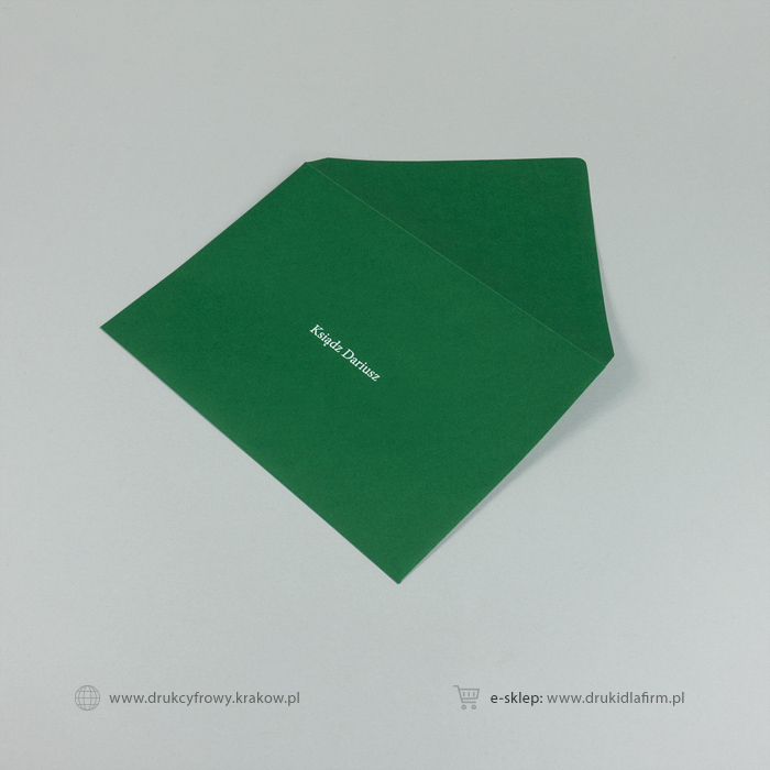 zielona koperta C5 barwiona w masie z białym nadrukiem
