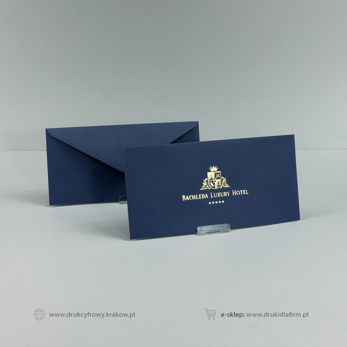 granatowe koperty hotelowe DL ze złotym tłoczeniem
